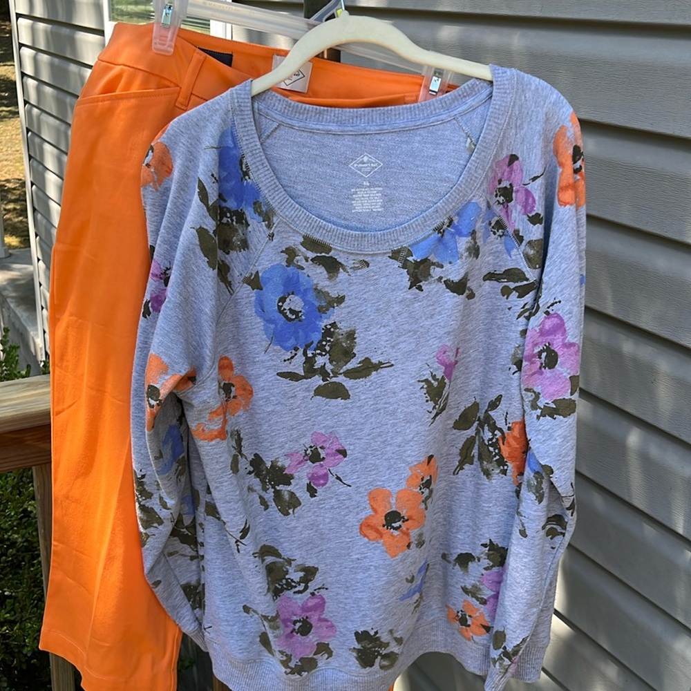 Ladies size 18 crop pant / size XL top. Great transition pieces going into fall.